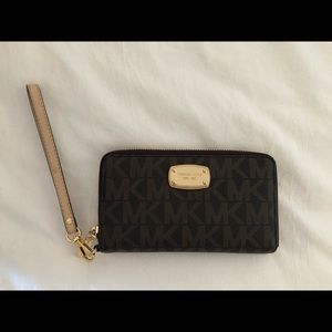 *Authentic* Michael Kors Continental Logo Wristlet